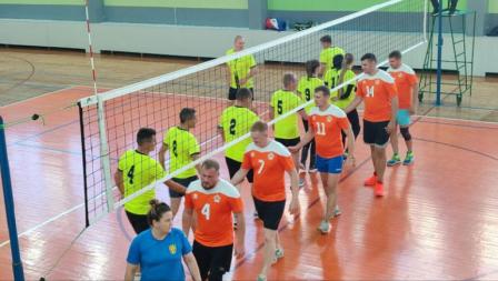 С 15-29.09.2025 года в спортивном зале ФОКа г.Солигорска проходят соревнования по волейболу (группы «А»)