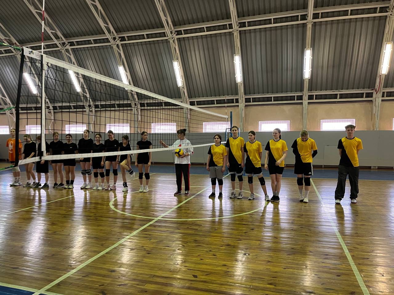 13.03.2025 в спортивном зале ФОКа гп. Старобин прошла товарищеская встреча по волейболу среди занимающихся в физкультурно-оздоровительных группах учреждения, посвященная Дню Конституции Республики Беларусь